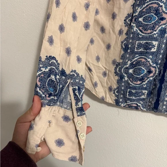 Free People Women’s Paisley Print Button-Up Shirt Medium Blue and Ivory boho - Picture 4 of 5